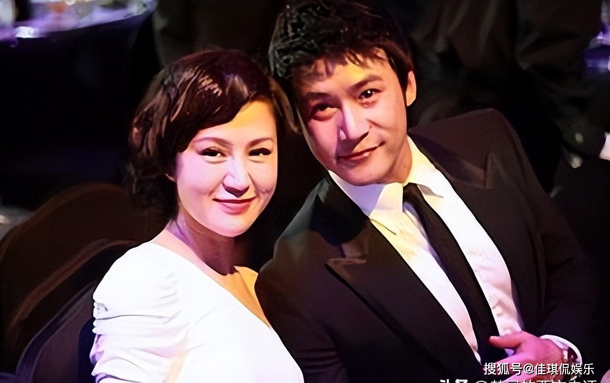 郭京飞与鲍蕾的妹妹鲍莉的婚姻也同样美满,两家人关系十分融洽,甚至在