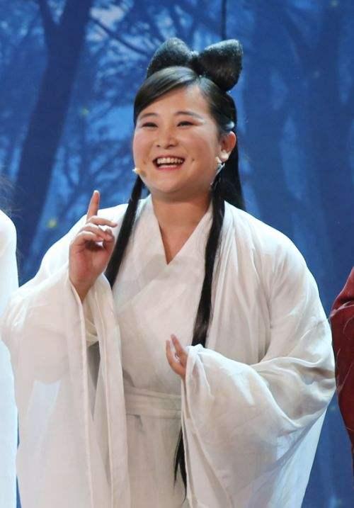 玛丽莲梦露,王菲,甚至还沾满一脸胡子,绑着束身材穿着坎肩模仿阿宝,逗