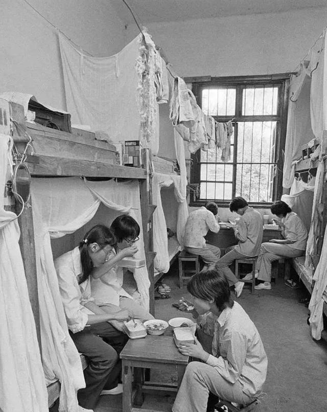 【二十世纪七十年代的大学宿舍】大学无论过去还是现在都是无数学子
