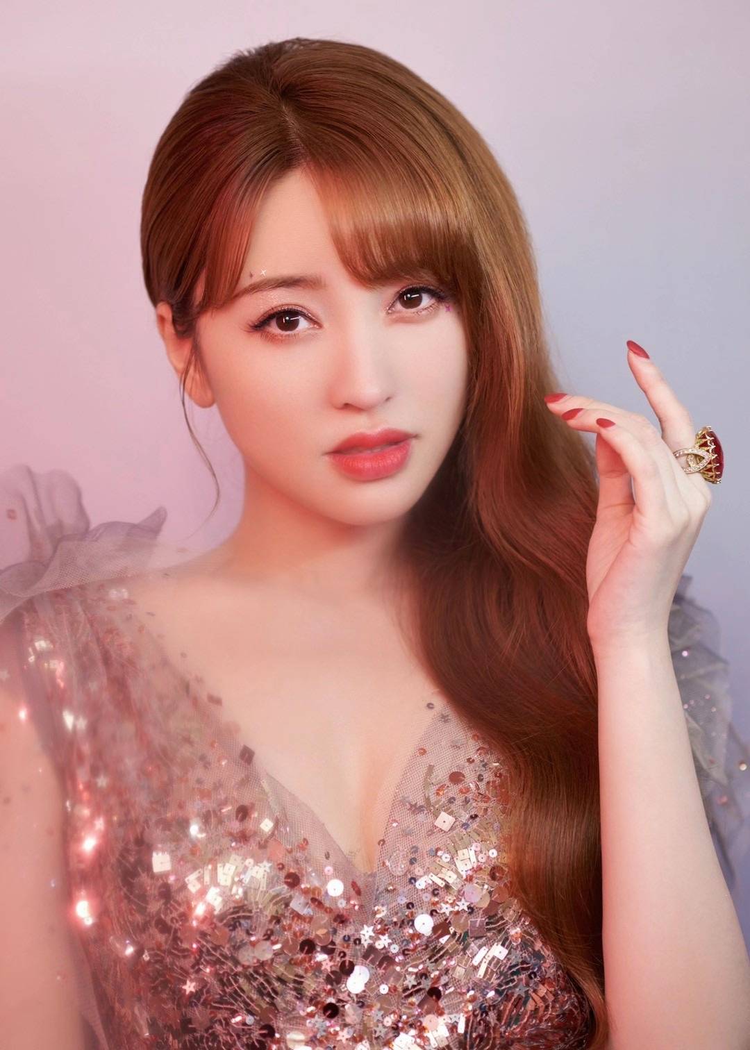 金莎带23岁男友上节目,被嘲同框像母子,男方回应:爱意不假_孙丞_年龄