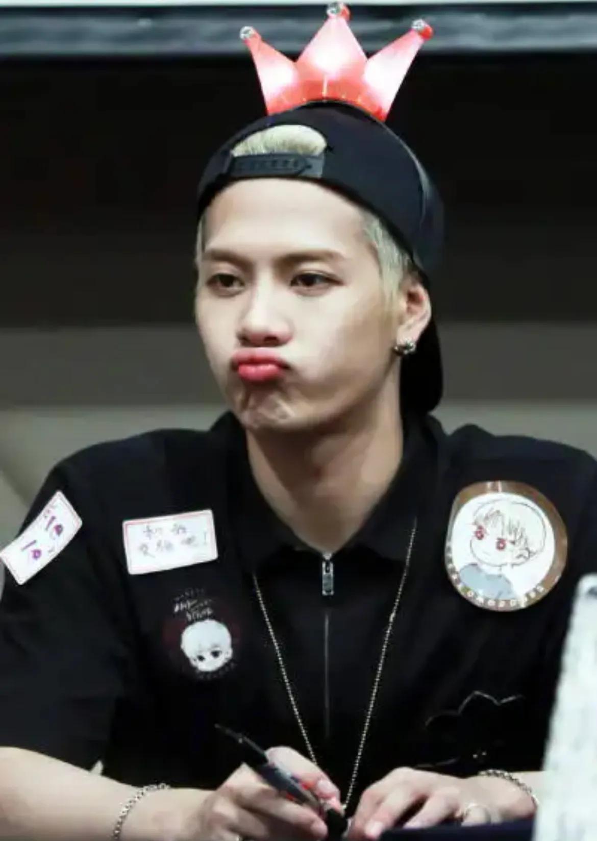 郭美女向佐逛街破分手绯闻,王嘉尔怒怼外媒,陈佩斯母亲离去_网友_媒体