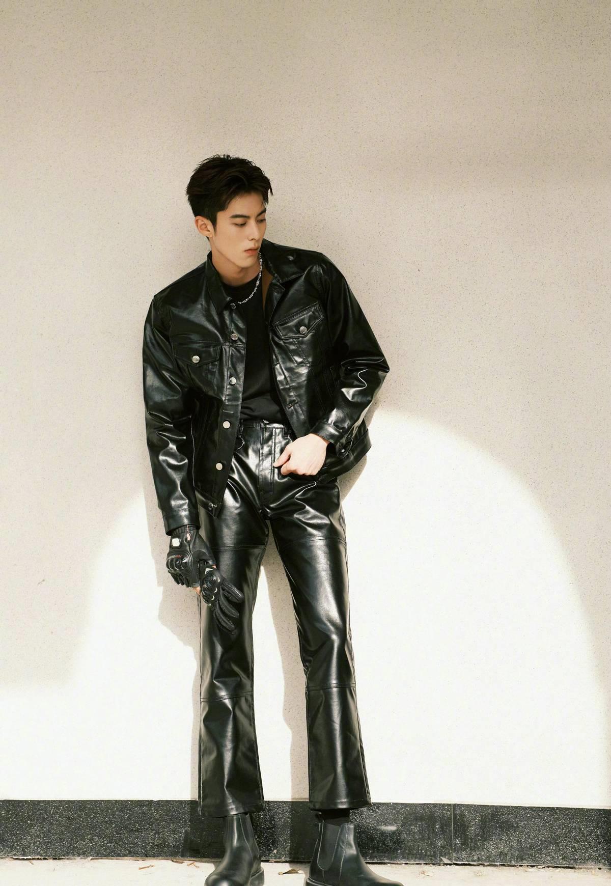 内娱男明星的机车造型大赏,你最爱谁?_黑色_西装_头盔