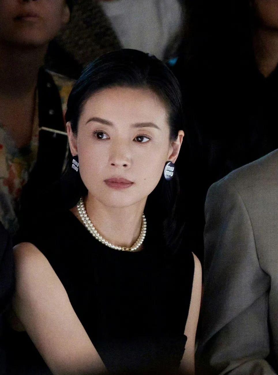 进了董洁的直播间就"出不来"!一个人换装,每一套穿搭都好温柔