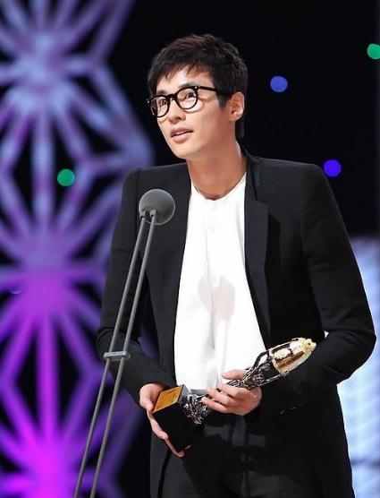 他凭实力"靠脸吃饭",11年不接新戏,策划代言仍接到手软_元斌_事业