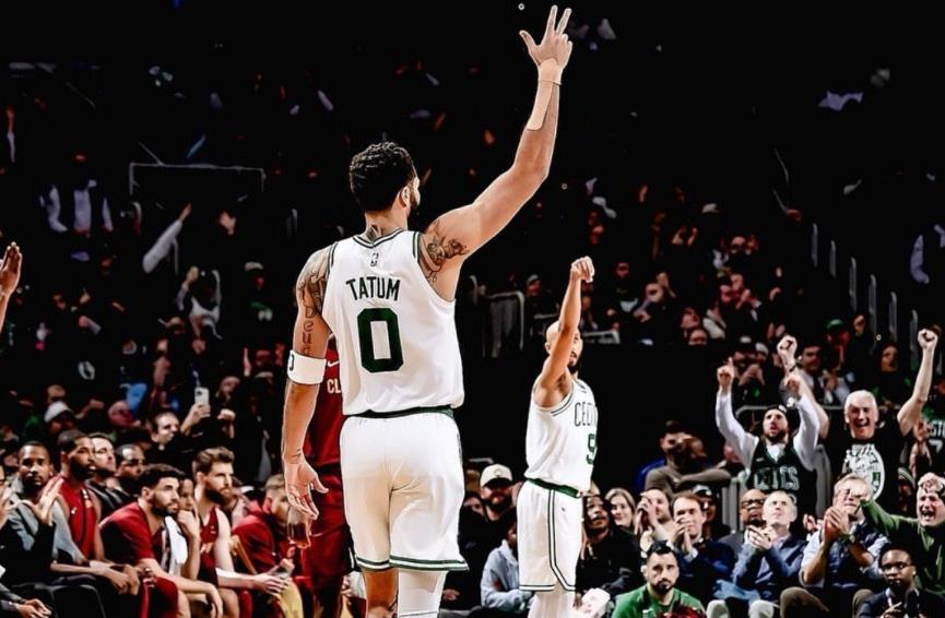 第四节决战,塔图姆后仰高难度跳投命中,随后干拔再中三分,霍勒迪上篮