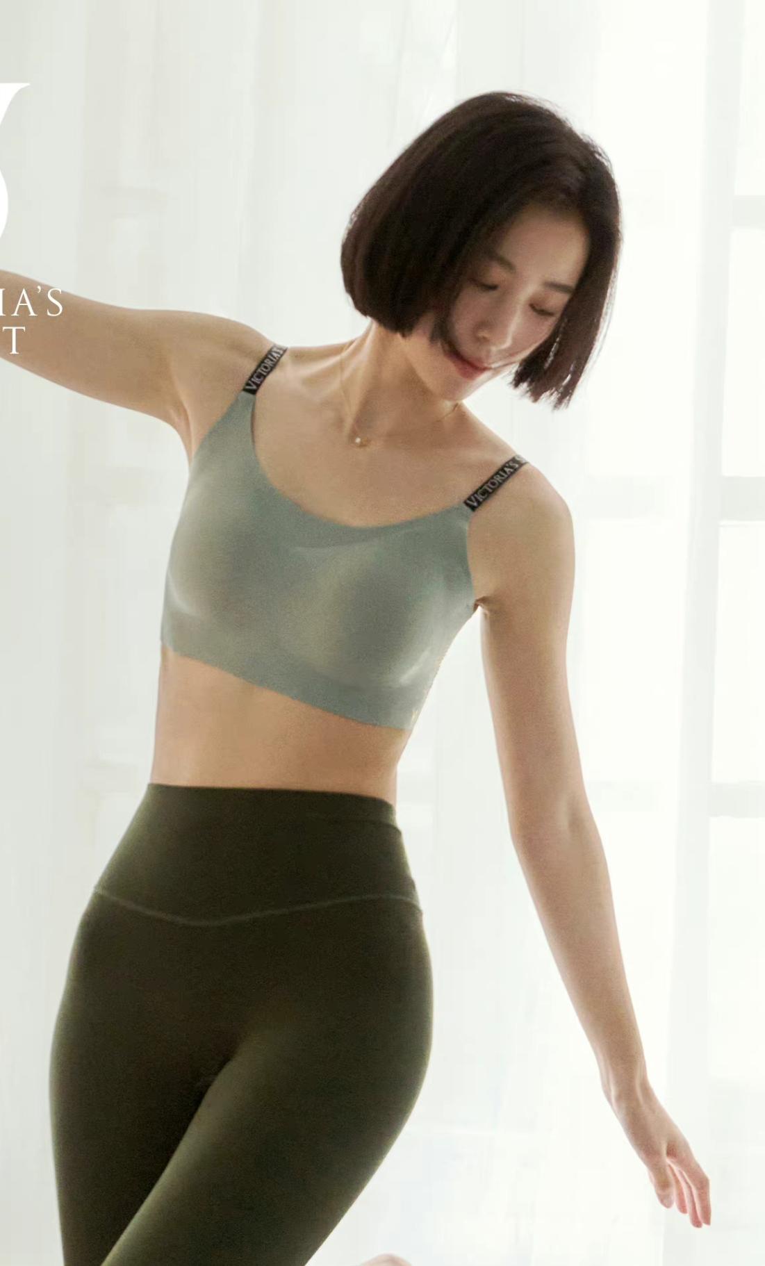 这些服装穿在周雨彤身上,凸显了她的曼妙身材,和完美曲线