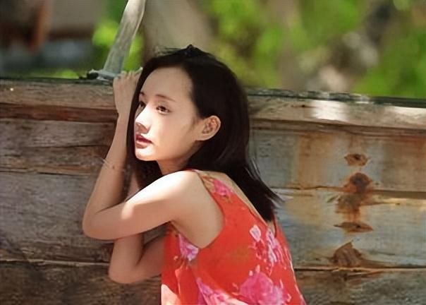 网红开大奔进故宫,李一桐与其合照被扒出,她们之间有何联系?