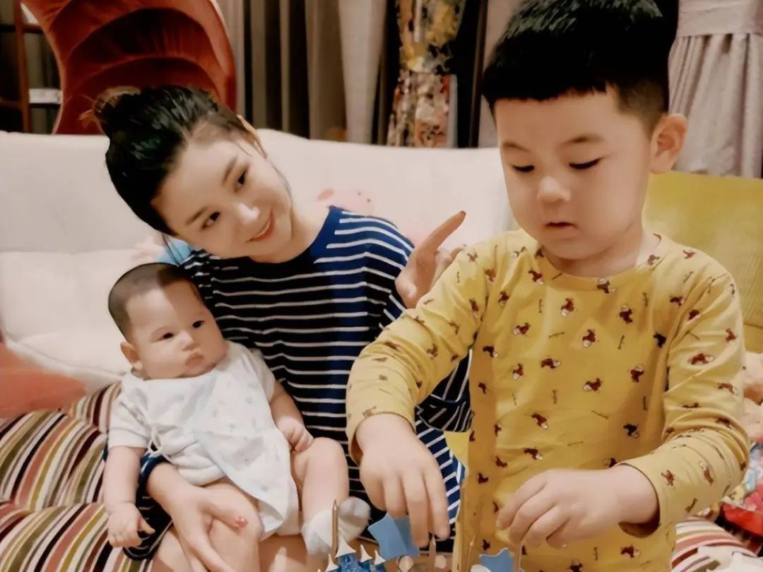 李小萌晒合影,父子三人穿亲子装太有爱乐,脸都圆嘟嘟的,遗传了奶奶的