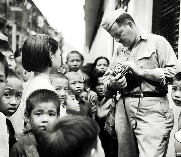 1945年,美國攝影師鏡頭下的香港,皇后大道熱鬧非常