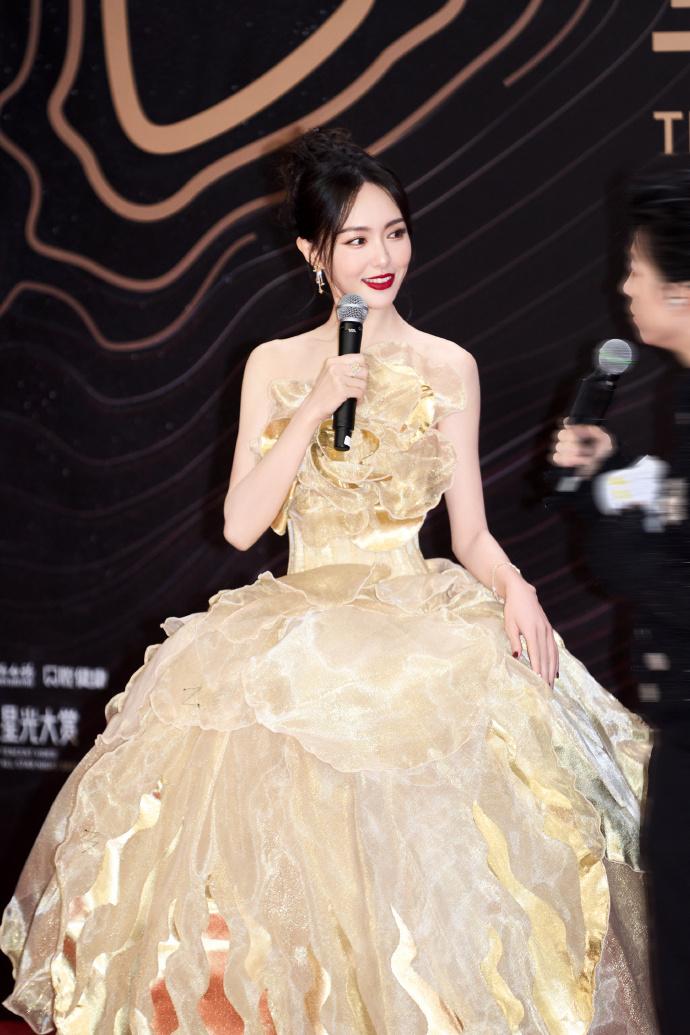 2023年星光盛典红毯:杨紫气场全开,颖儿状态不佳,唐嫣逆袭成功_礼服