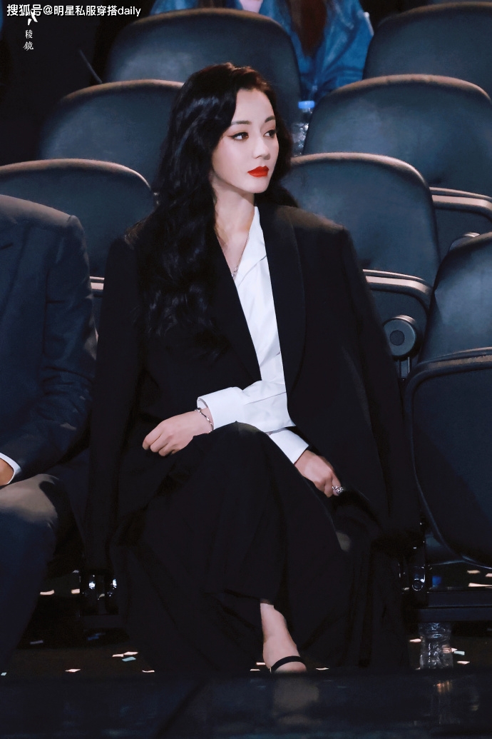 迪丽热巴把领奖走成t台,白色衬衫黑色百褶裙,美的摇曳惊心动魄_新疆