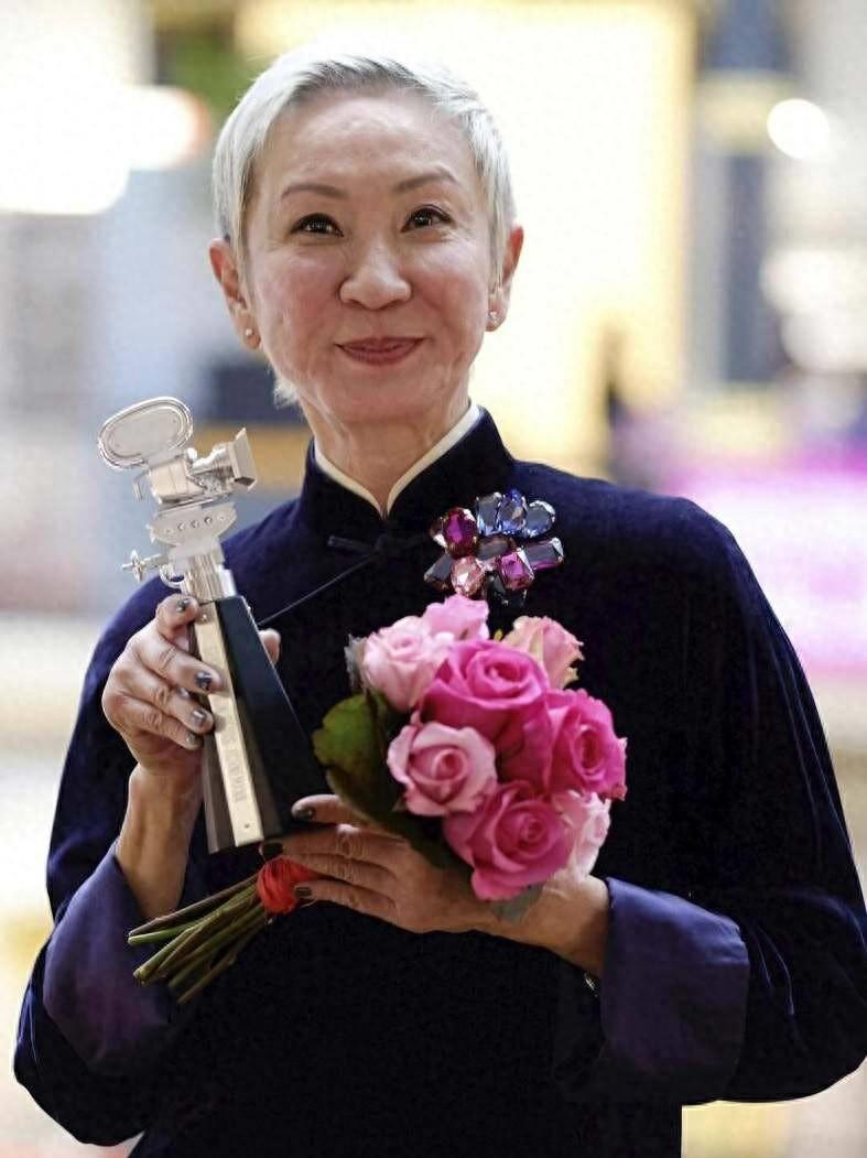 72岁的施南生身姿轻盈,穿旗袍配短发飒爽大气,完全看不出年龄_魅力