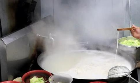 街边发现“板凳面”，一天卖3000碗，想吃得排队，来晚的站着吃！(图3)