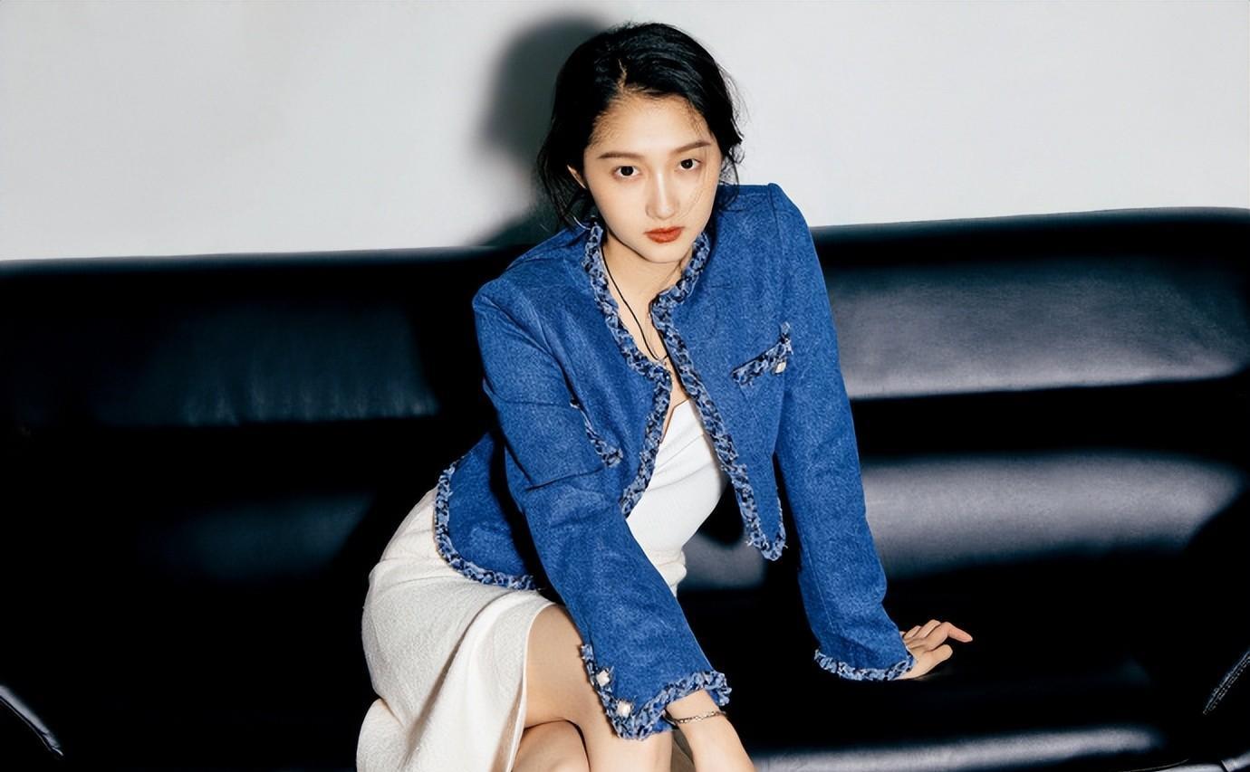 关晓彤穿红皮衣,好看极了!