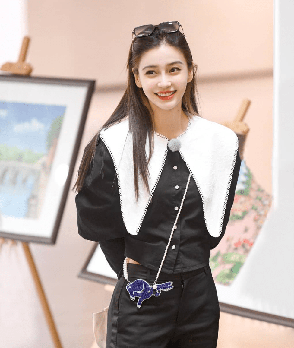 杨颖被拍到盘腿抽烟,网友这次却很心疼她_影片_画面_桂纶镁