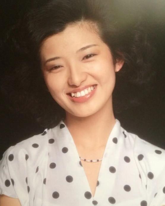 64岁山口百惠微胖但气质优秀,穿衣简约又显瘦,风韵犹存_时尚_时间