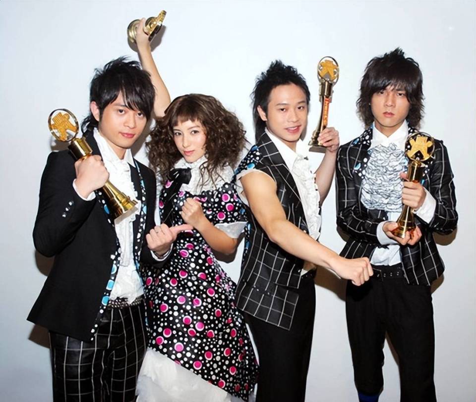 南拳妈妈弹头左眼白内障,近两年几乎失明,周杰伦送大礼庆祝生日_周董