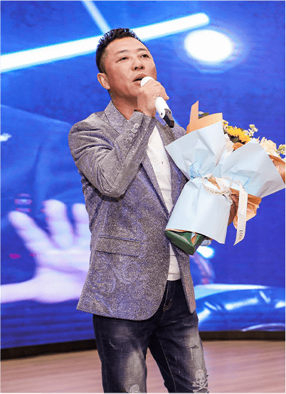 歌手黑龙献唱现场"凝心聚势,开创新局".