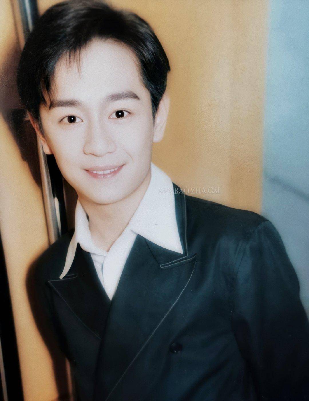 陈浩民一身破烂装扮和老婆合照,疑似再演济公_蒋丽莎_获得了_老公