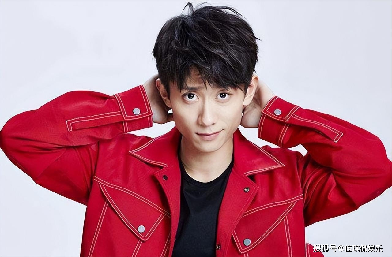 杨紫大学同学结婚,张一山成为伴郎,佩戴眼镜颜值封印,低调不夺新郎