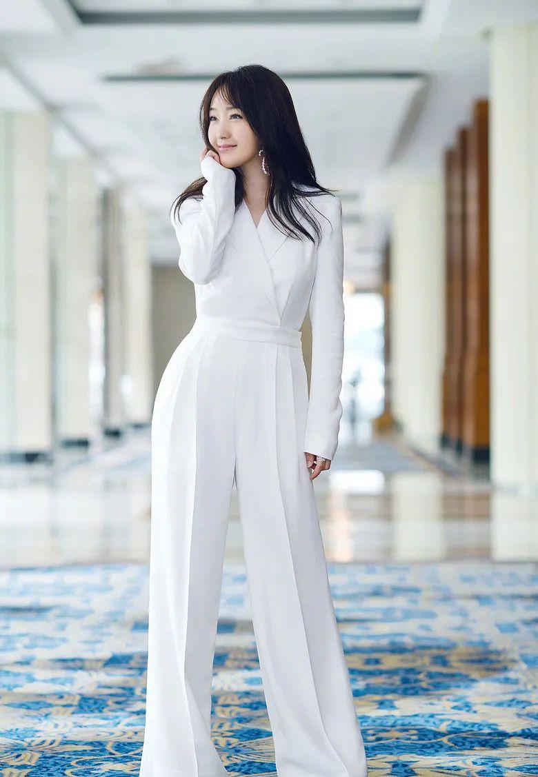 51岁杨钰莹到付笛声家做客,她打扮像少女,同框54岁任静似两代人_造型