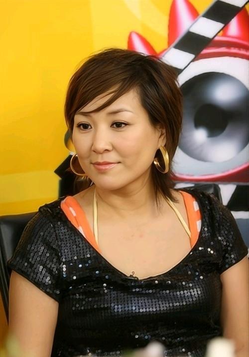 主持人李静:从央视裸辞,转身自己当老板,嫁给史可的前夫不后悔_舞台剧