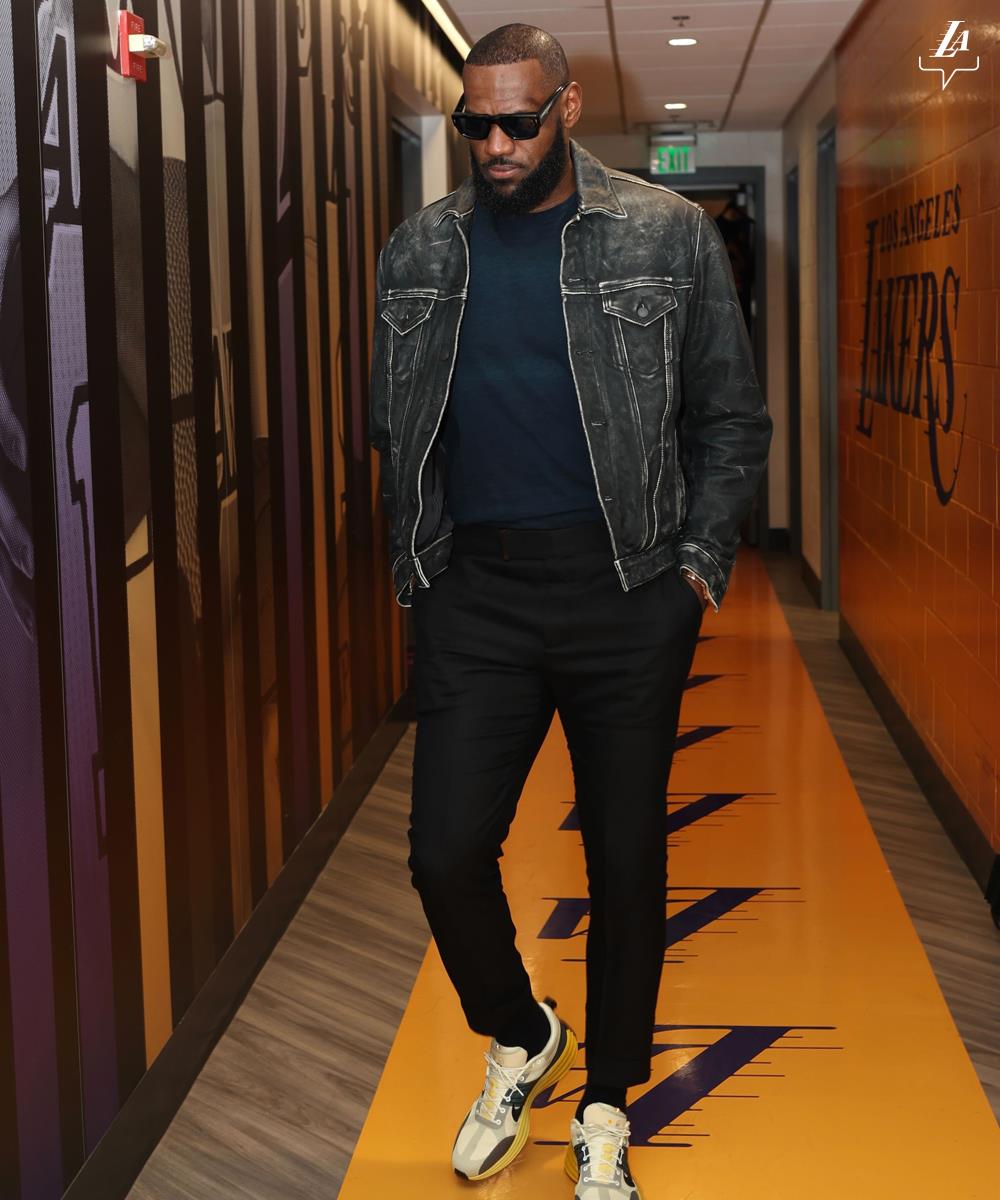 进行投篮训练,目标自然是带队赢球;上一场湖人不敌马刺在结束四天三赛