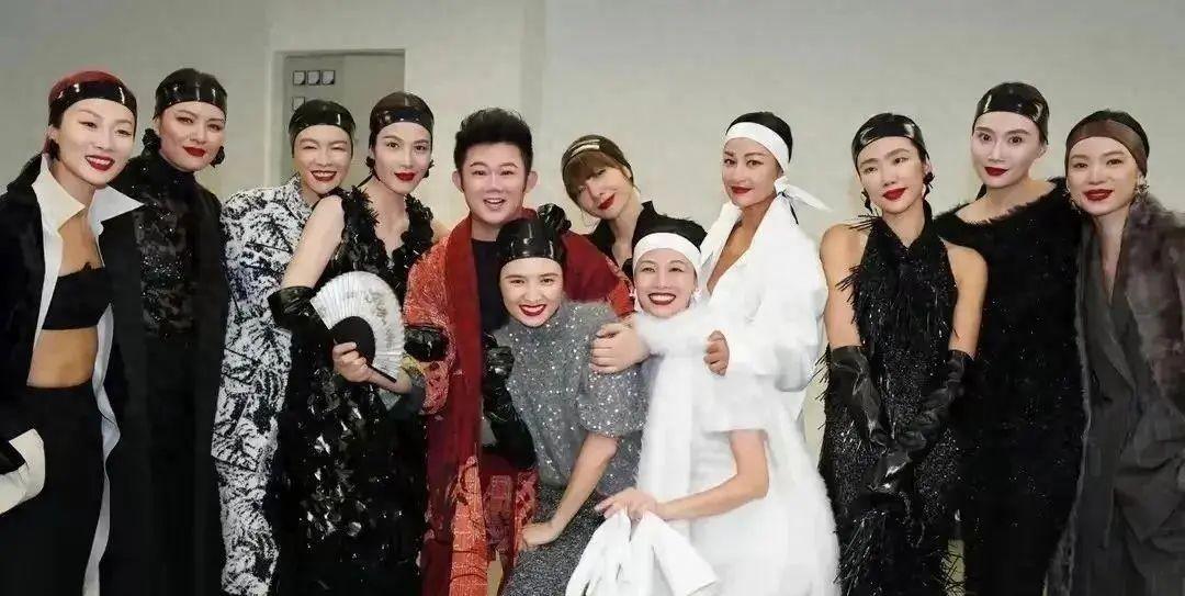 52岁瞿颖再次亮相t台,惊艳!