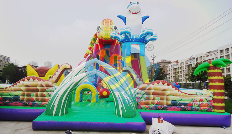 事先了解场地:适合做充气城堡生意的场地无外乎广场,公园,小区附近