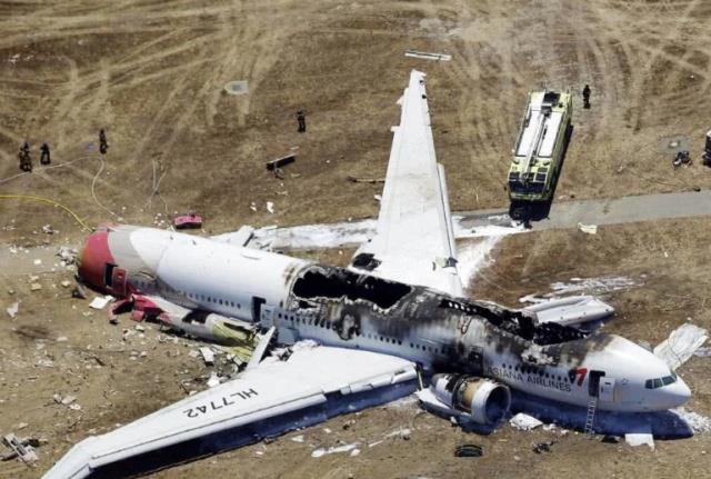 两架飞机相撞纠缠在一起,被撞飞机驮着肇事者成功迫降_飞机的_幸运