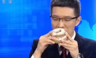 网红“牛粪面包”走红,主持人咬一口就喷了,网友:下不去口?(图1) 网红“牛粪面包”走红,主持人咬一口就喷了,网友:下不去口?(图1)