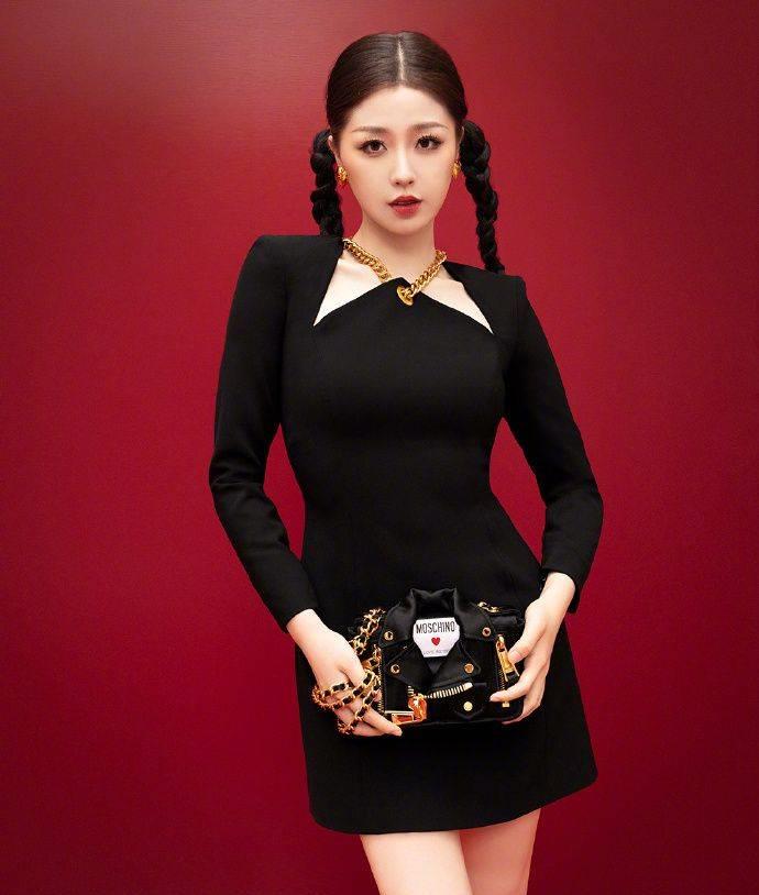 虞书欣颜值再惹争议!大片影子忘p曝真容,凸嘴下巴后缩侧脸超虐