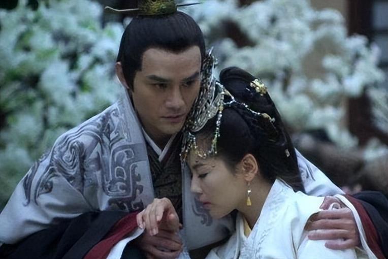 在要搂腰拍摄的时候王凯也是就差把拳头握紧了,这让网友们看的是哭笑