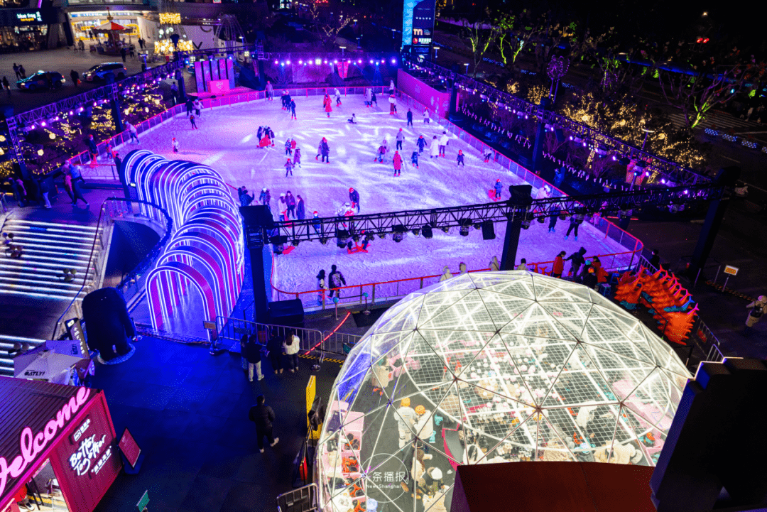 一场属于上海白玉兰广场的电音狂欢就来了每当夜幕降临在冰场上蹦迪是