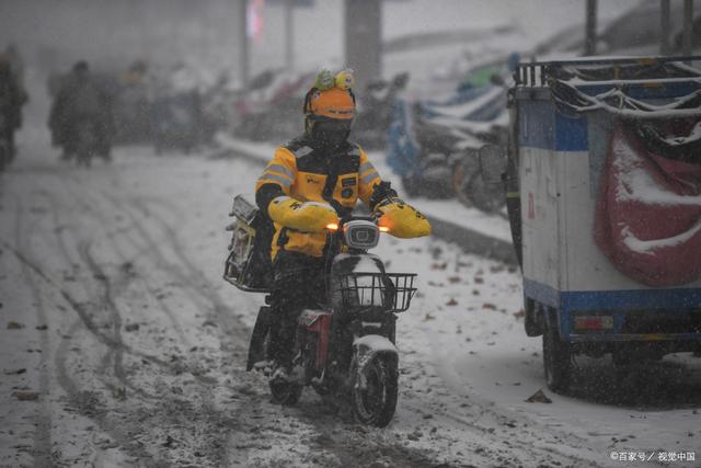 下雪天送外卖小哥图片图片