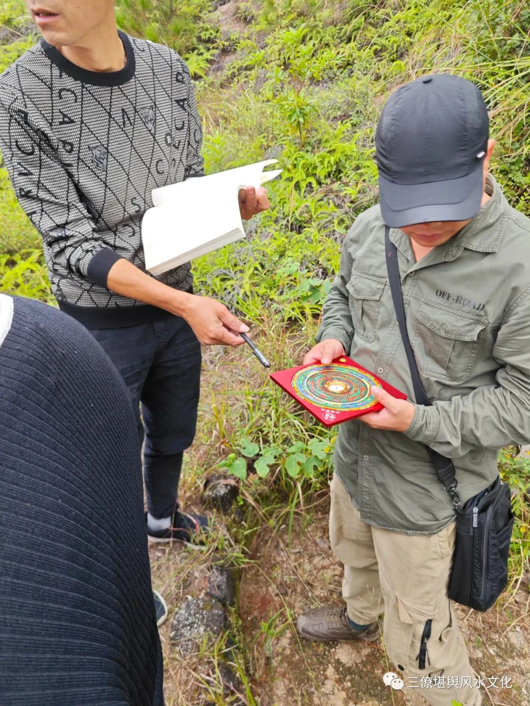 七房七房位在左耳边,天乙护缠砂形圆;蝉翼重重人丁旺,仓库朝迎福禄长