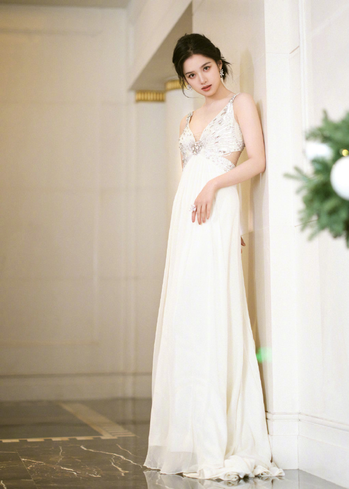 张婧仪身穿jenny packham礼服亮相,展现千金美人姿态_活动_长裙_钻石