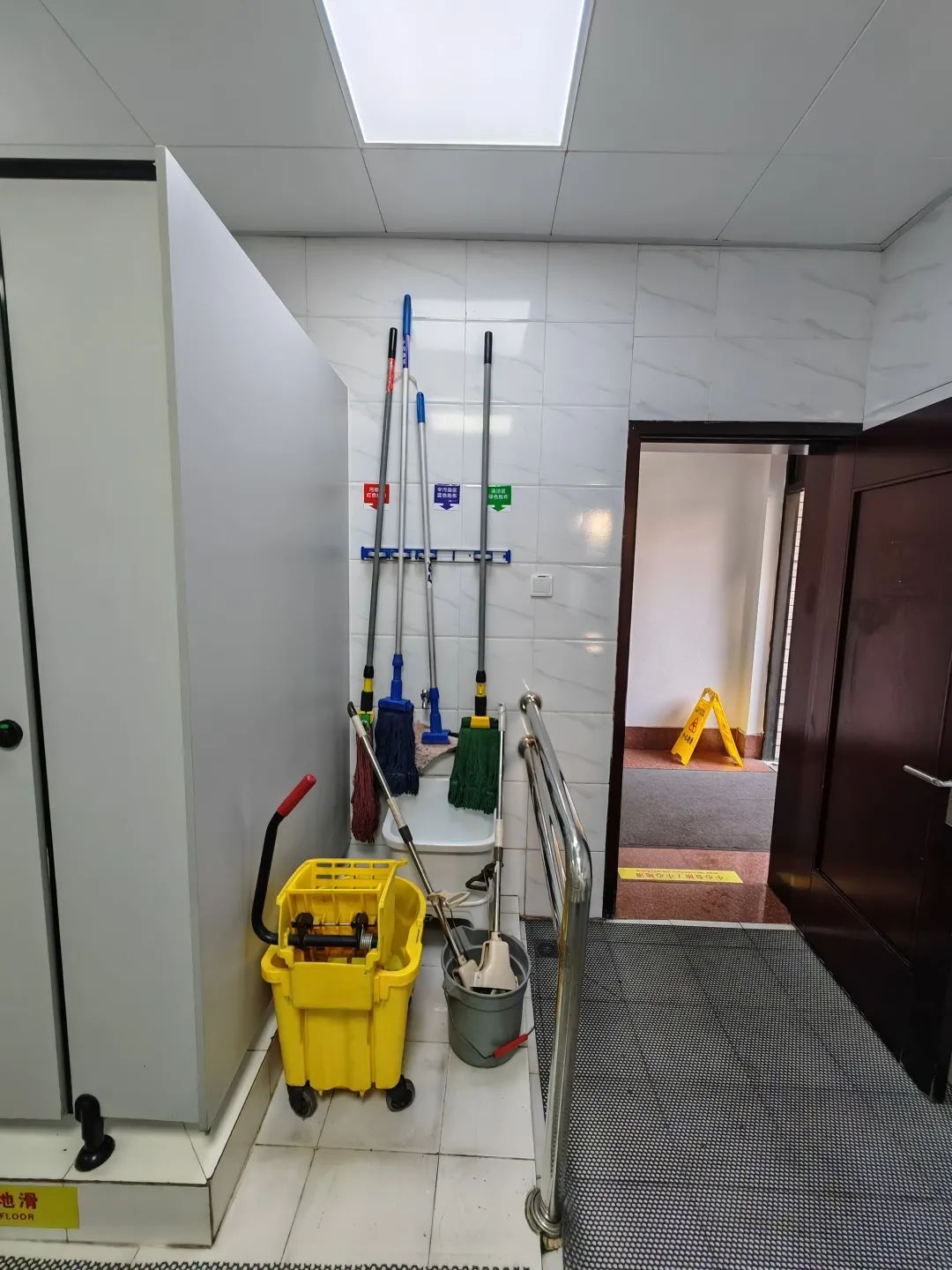 工具摆放在门后↓成都市第四人民医院