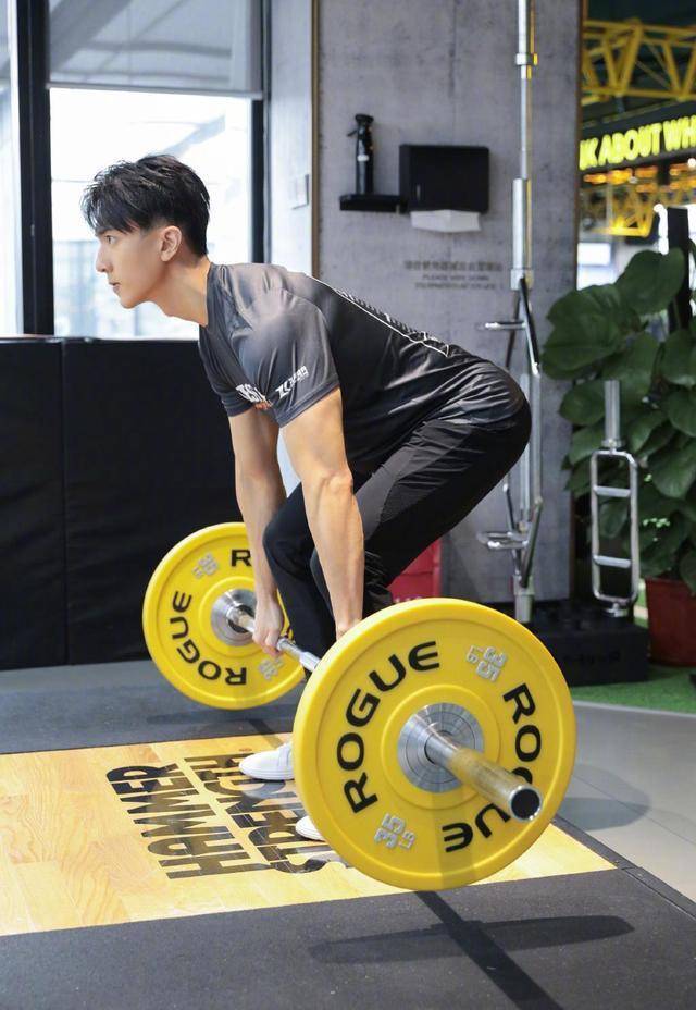 "肌肉型男"吴尊,41岁还保持"冻龄",靠的就是健身和心态_母亲_人生_小