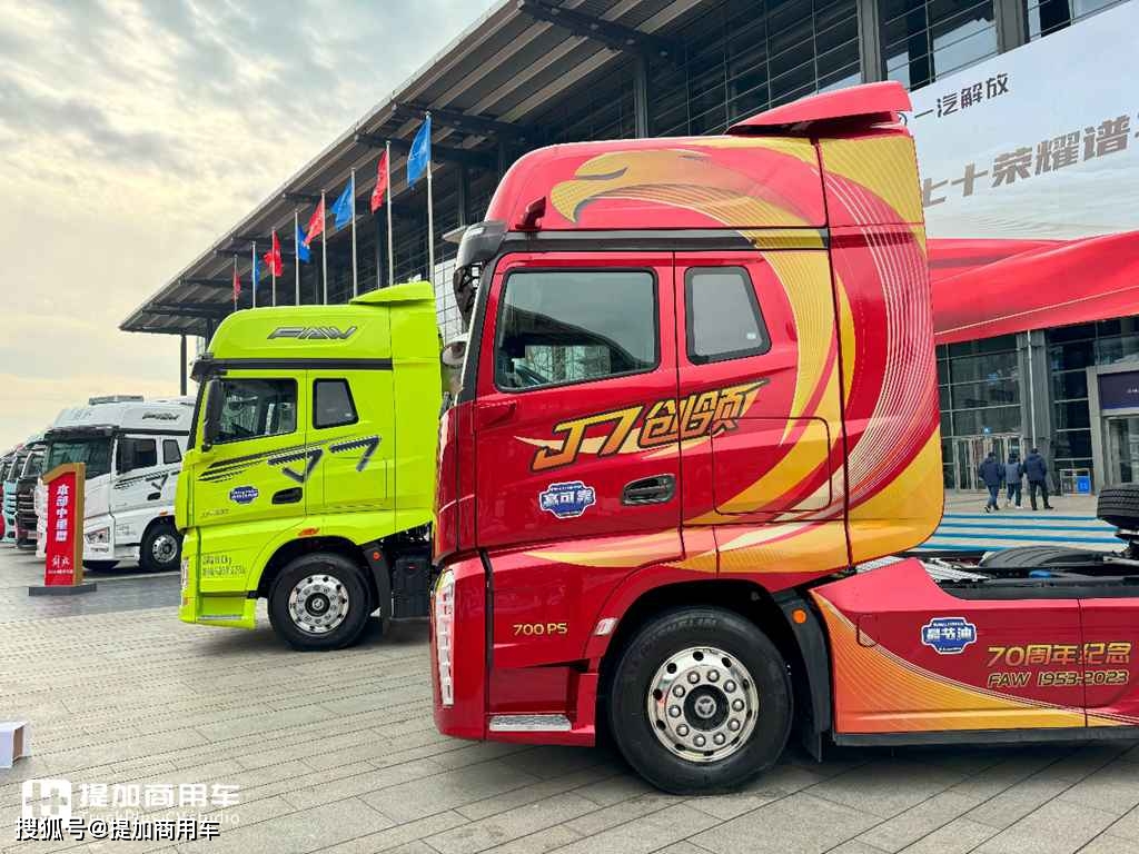 前脸大变,解放j7迎来了升级改款车型,解放j7创领版牵引车实拍