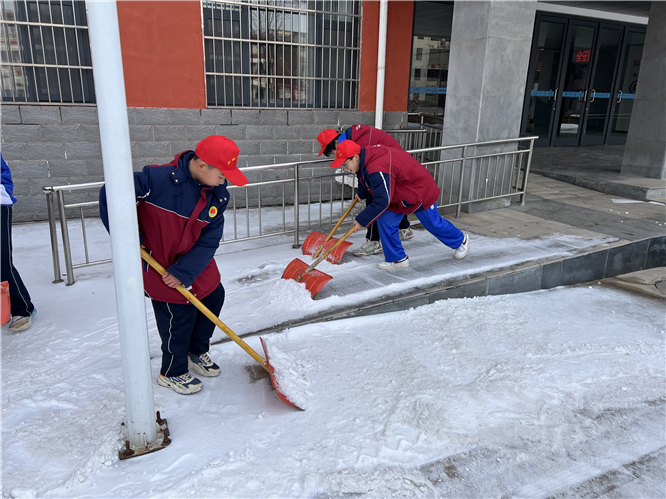 学生除雪照片图片