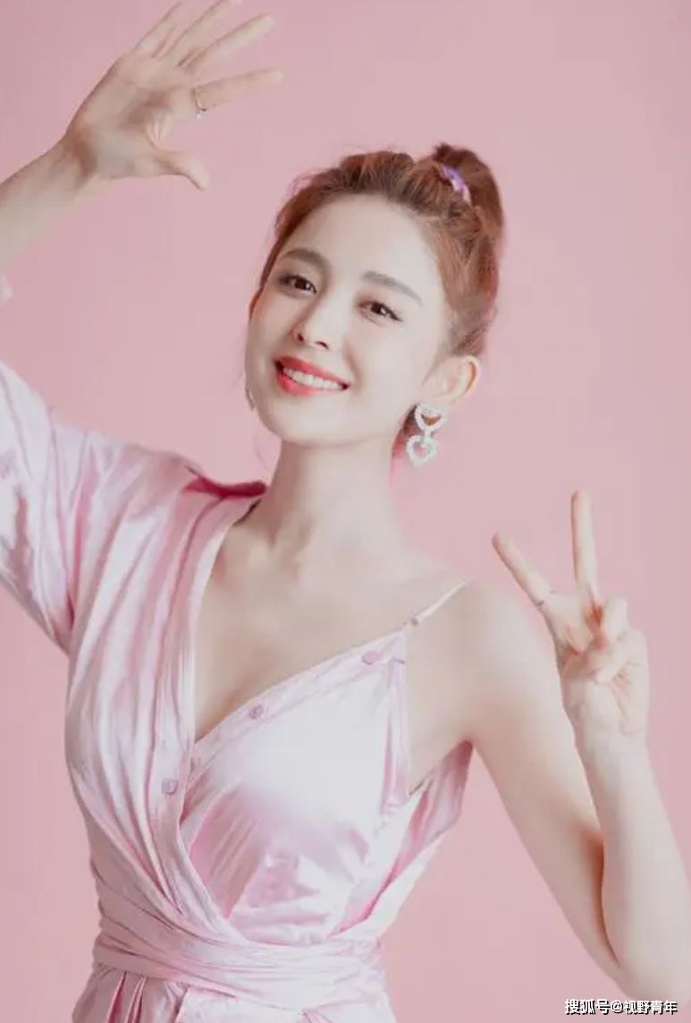 古力娜扎真敢穿!那么瘦的裙子硬要塞,勒出3d蜂腰翘臀!_长裙_造型_曲线