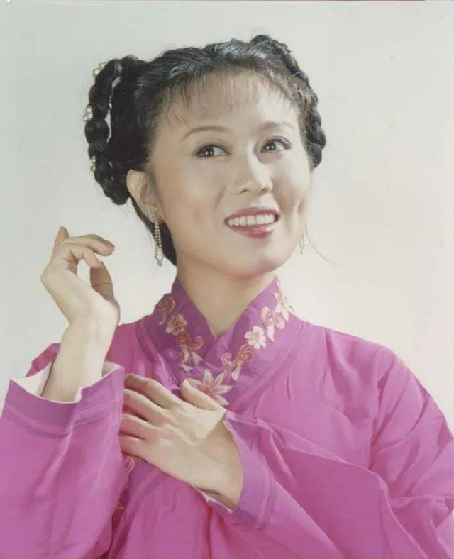 "黄梅歌后"吴琼:42岁嫁小15岁老公,跟公婆做朋友,59岁越发美_马兰