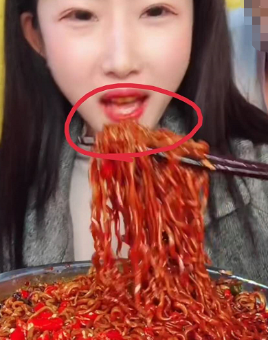 美女大胃王挑战20包火鸡面,喝汤露出破绽,网友:牙齿让你穿帮了_手机
