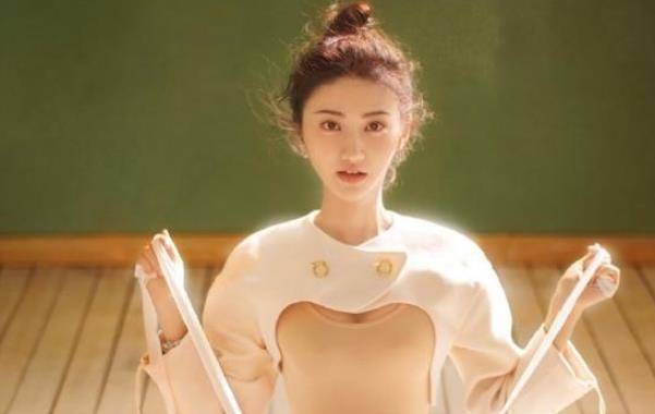 因为拍摄杂志时的造型,景甜被吐槽"暴露狂"?乍一看不忍直视!