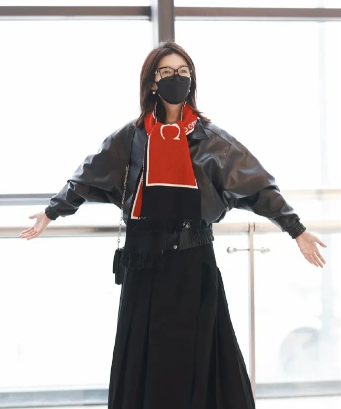 冷白皮的江疏影围巾造型,千娇百媚_黑色_红色_时尚