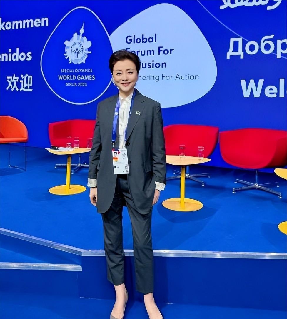 杨澜的头发稀疏,花白,55岁就已经衰老了,容貌毁了,气质却优雅_连衣裙