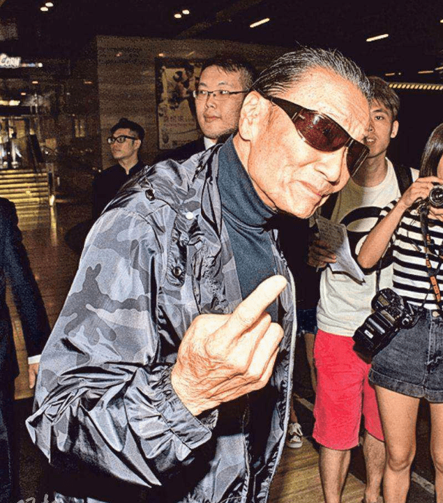 谢贤曾经在电视剧《千王之王》中饰演"四哥"罗四海.