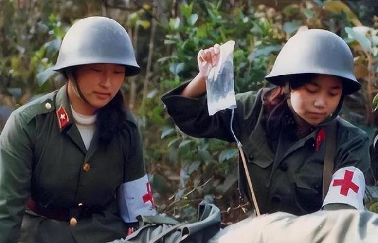 1986年,老山战场照片《死吻》:那名救护队女战士张茹,后怎样了_赵维