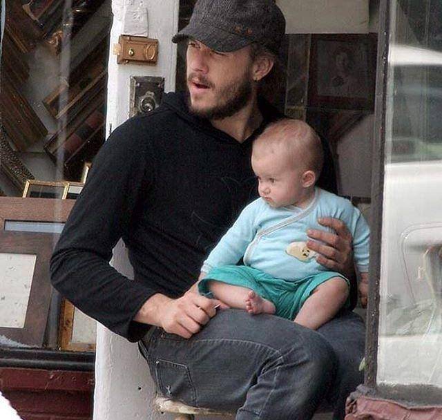 在玛蒂尔达很小的时候,希斯·莱杰经常抱着女儿,哄着女儿,照顾女儿.